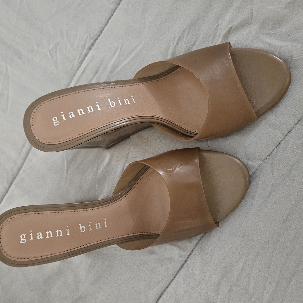 Gianni Bini Tan Wedges with Minimalist Design
